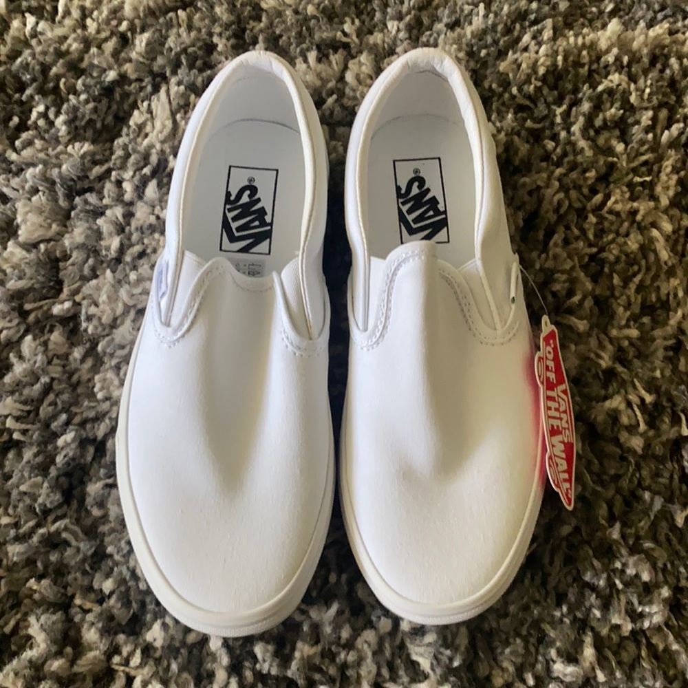 Vans “White” Classic-slip on.